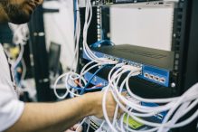 Ce este PoE (Power over Ethernet) si care sunt avantajele acestuia?